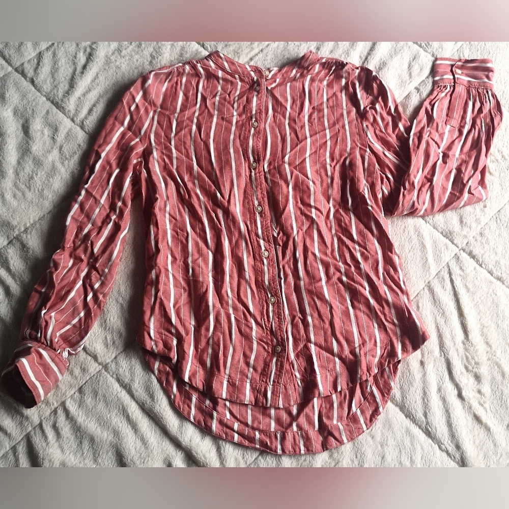 Gap shirt. Size S